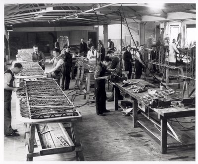 Subunternehmer bei der Arbeit in der Blackburn Aircraft Factory bei Hudswell Clarkes, ca. 1939-45 von English Photographer